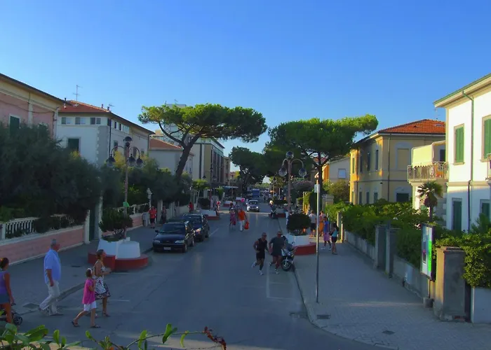 Huge Holiday Home In Marina Di Castagneto Carducci Near Sea